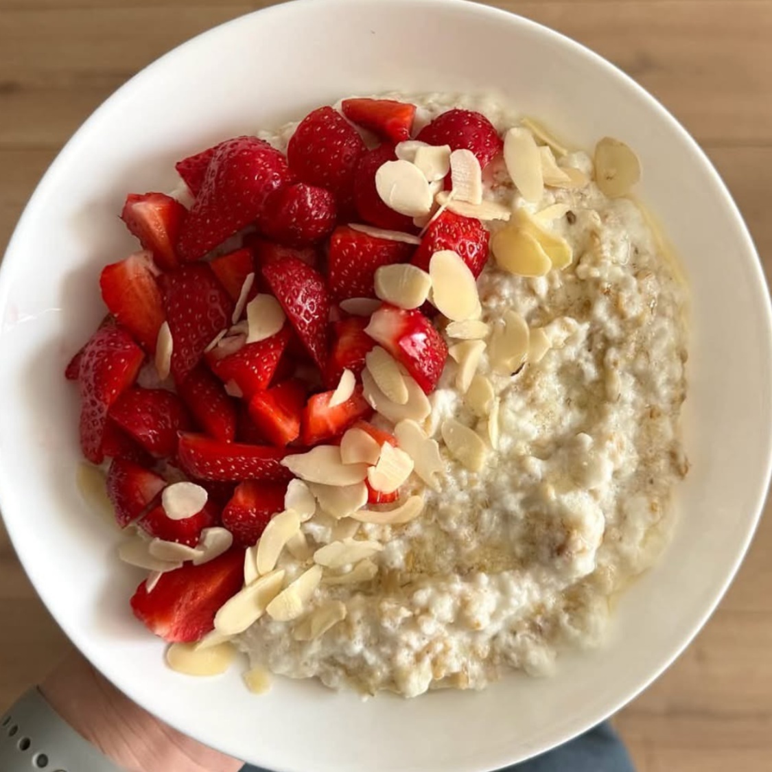 Овсянка с клубникой и миндалём