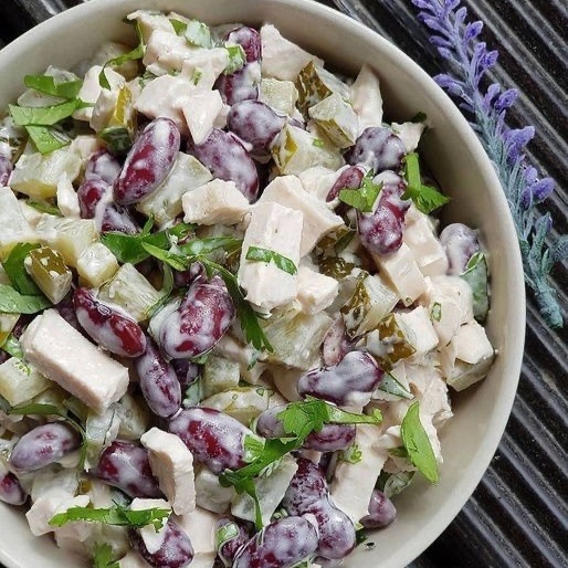 Белковый салат с курицей и фасолью (лёгкий обед)