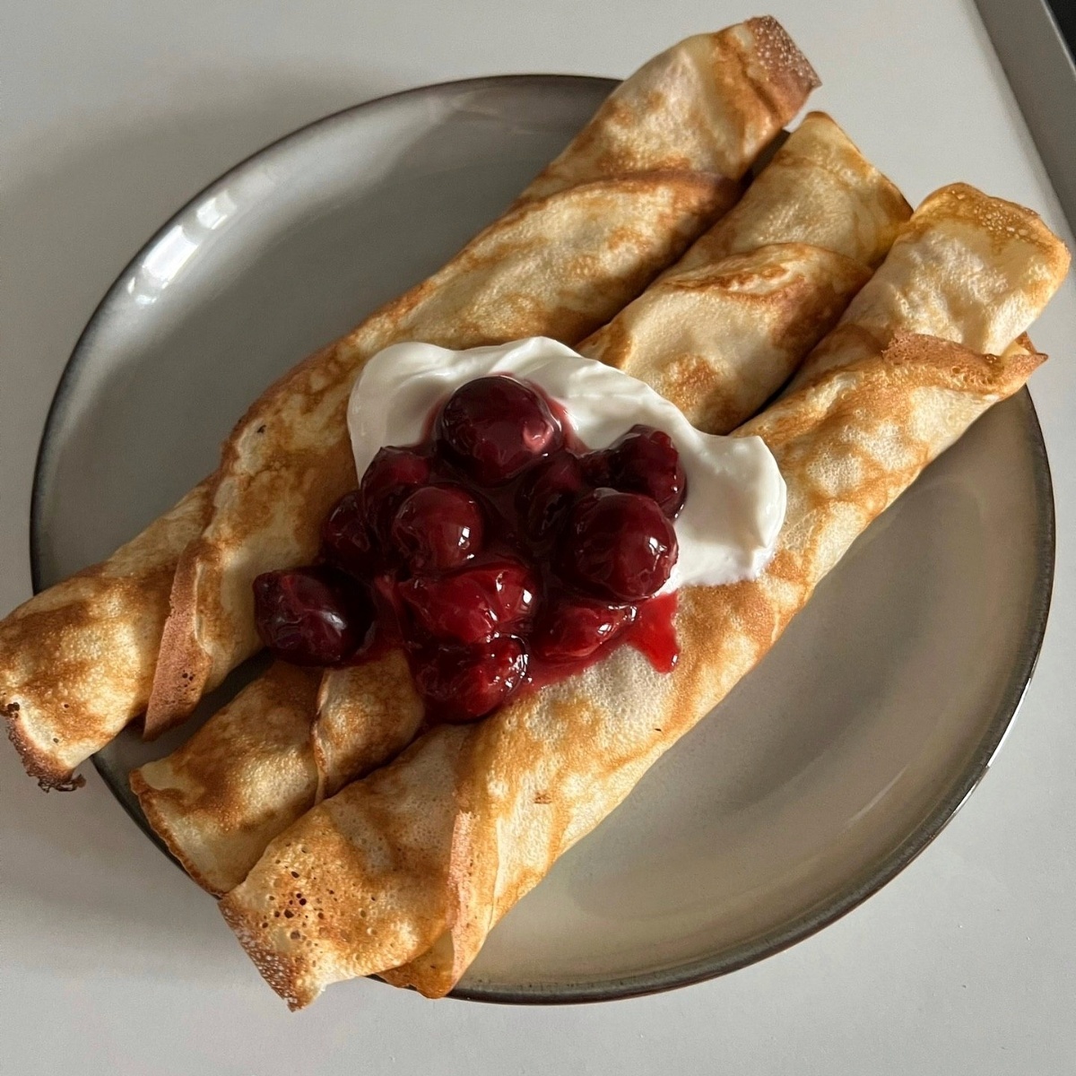Блинчики с творожной начинкой и вишней