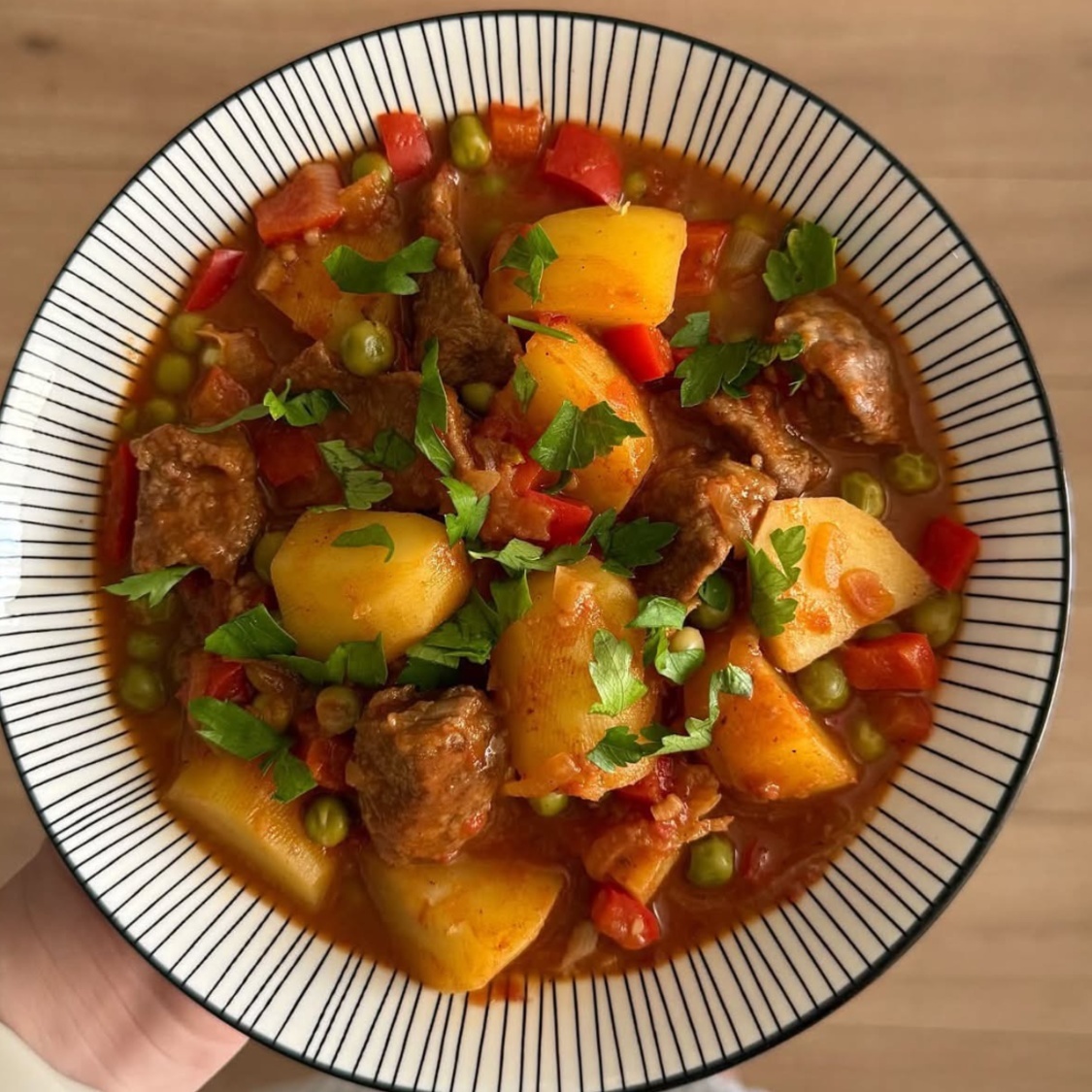 Говядина с картофелем и зелёным горошком