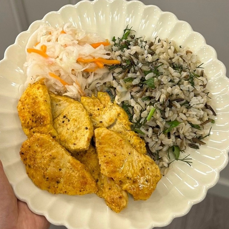 Индейка с куркумой, диким рисом и капустой