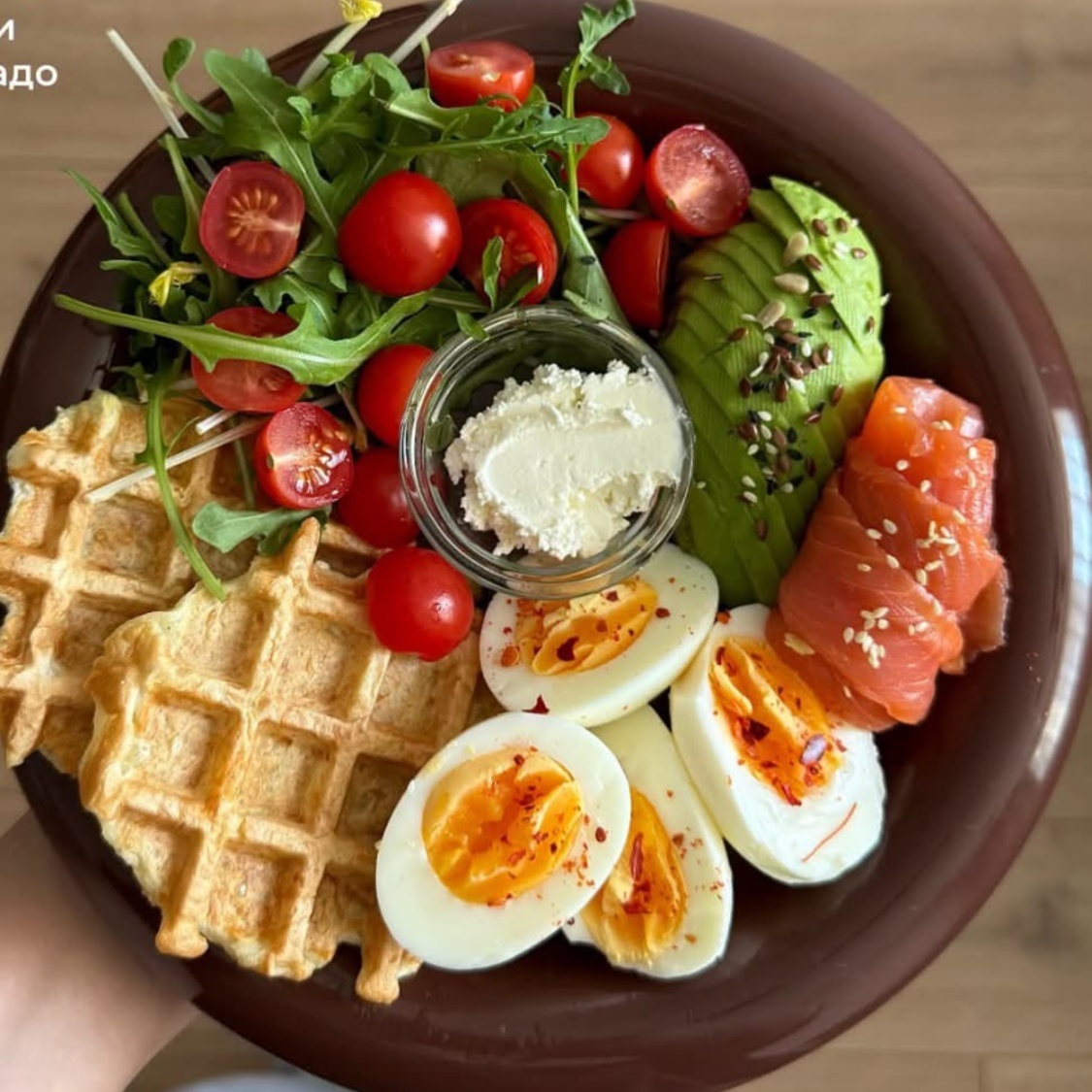 Картофельные вафли с форелью и яйцом