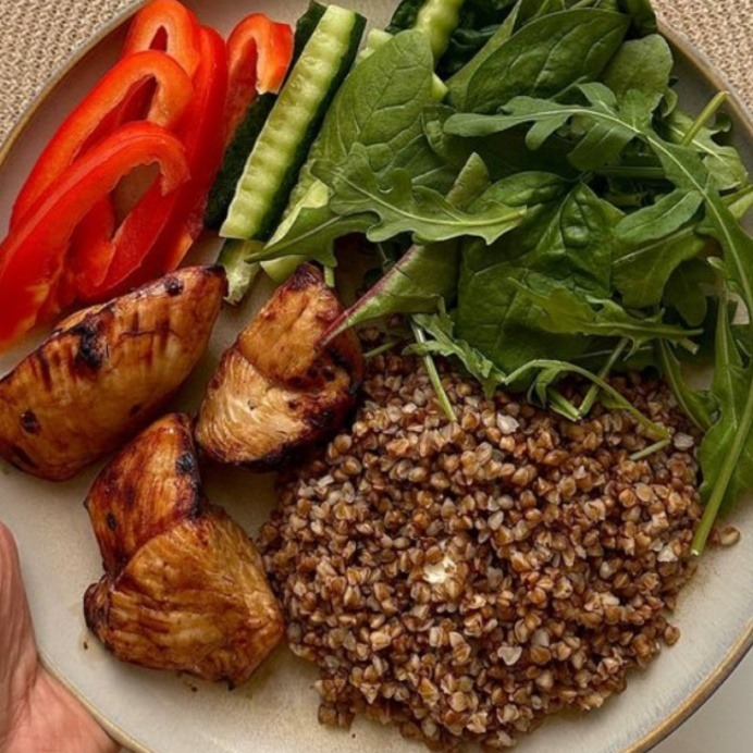 Куриная грудка с гречкой и салатом