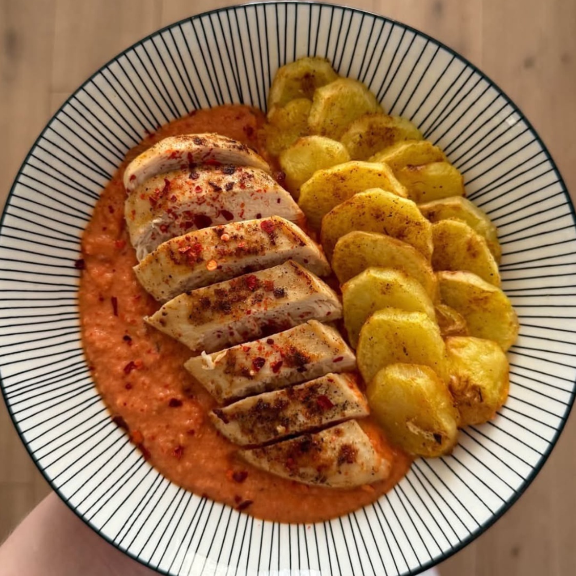 Куриная грудка в сливочно-овощном соусе + картофель