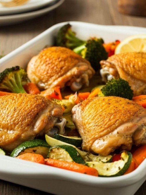 Куриное бедро с тушёными овощами
