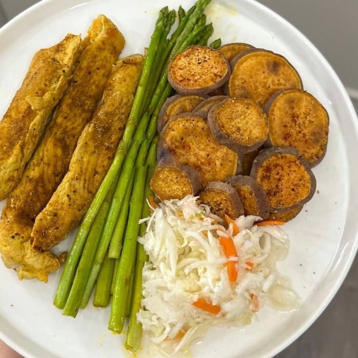 Куриное филе со спаржей и запечённым бататом