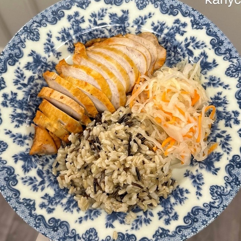 Куриное филе су-вид с диким рисом и квашеной капустой