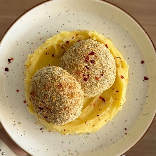 Куриные биточки с грибами и сыром с картофельным пюре