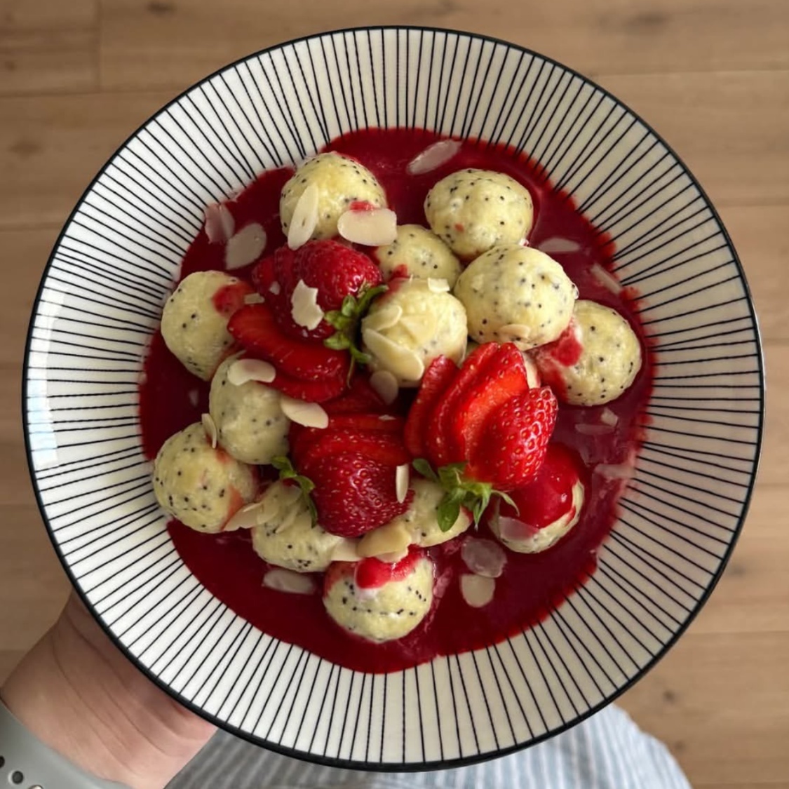 Ленивые вареники с маком и клубничным соусом