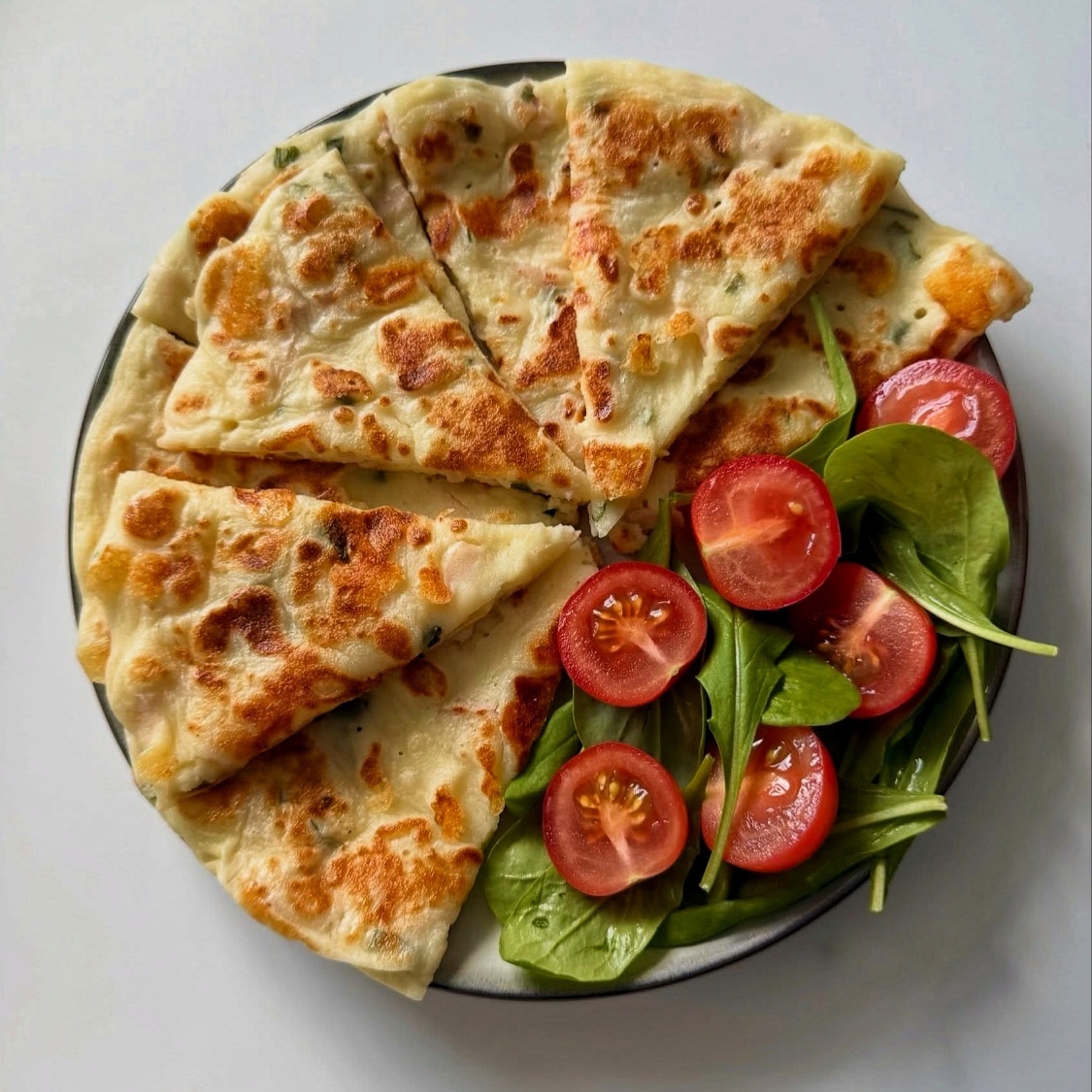 Лепёшка на сковороде с ветчиной и сыром