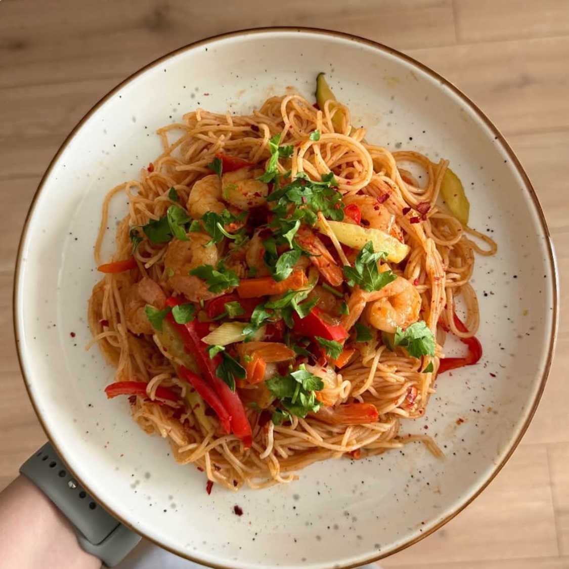 Рисовая лапша с овощами и креветками