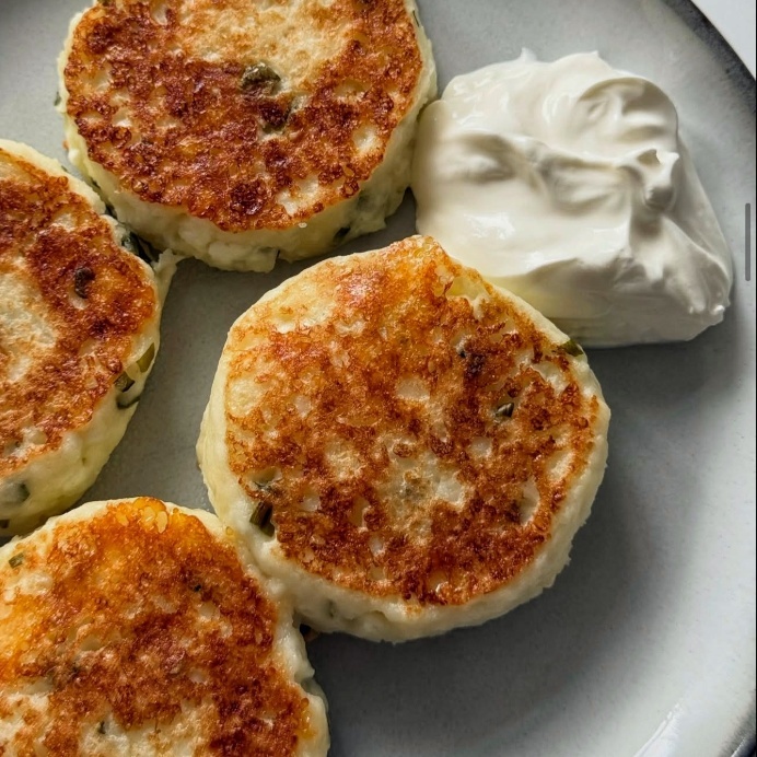 Солёные сырники с сыром и зелёным луком