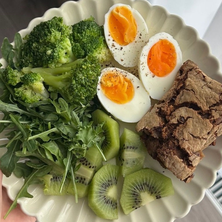 Тарелка с ржаным хлебом, яйцами и брокколи