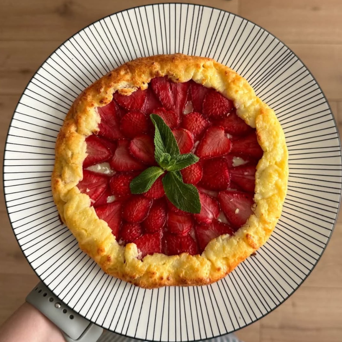 Творожная галета с клубникой