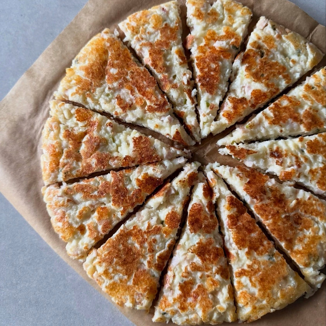 Творожная лепёшка с ветчиной, сыром и зеленью