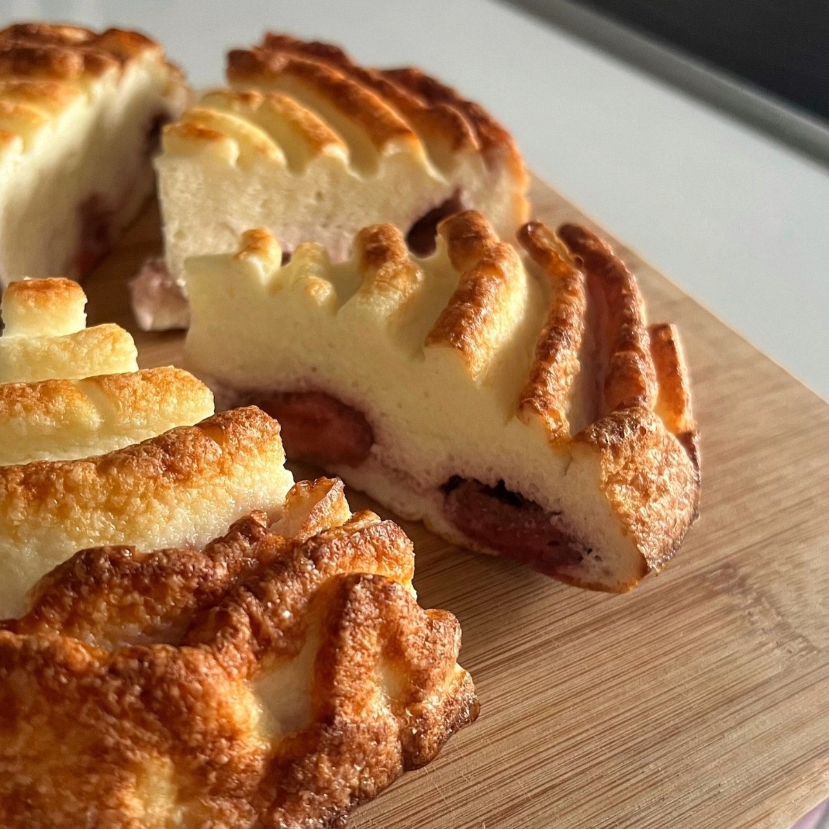 Творожная запеканка с манкой и ягодами