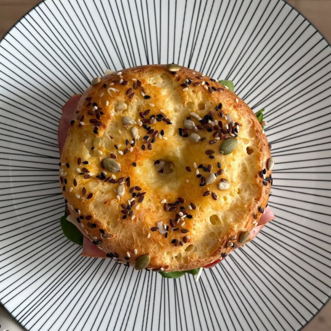 Творожный бейгл с индейкой и сыром