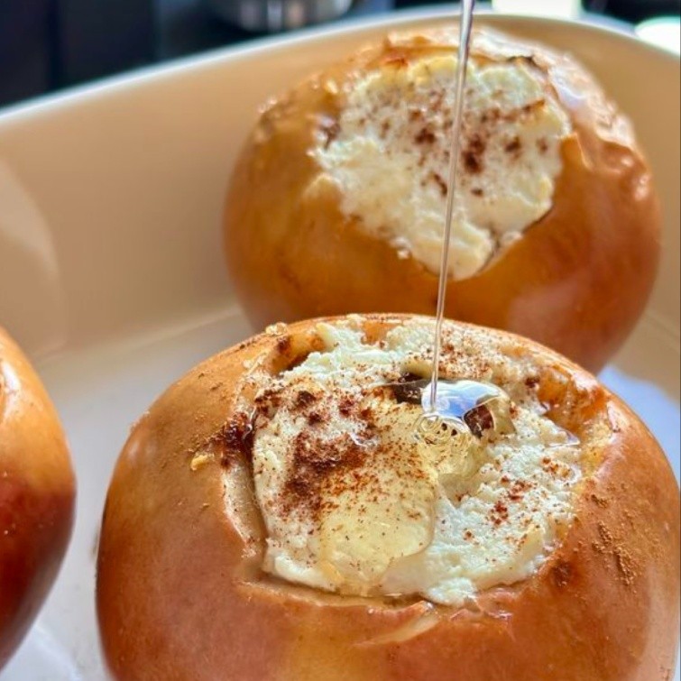 Запечённое яблоко с творогом и орехом